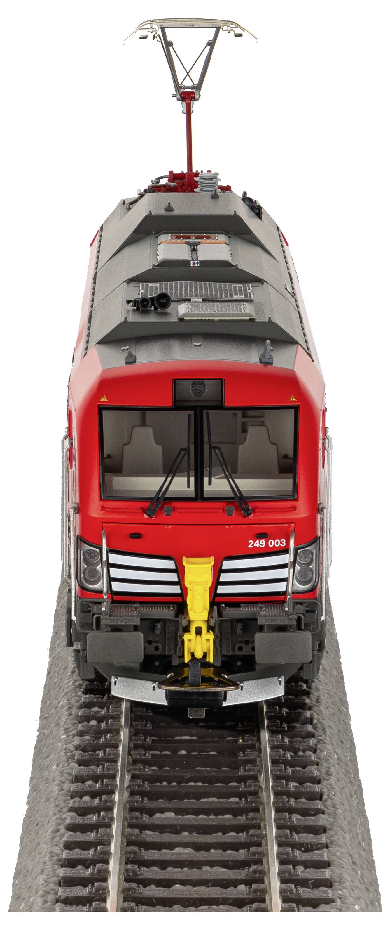 Eine rote Lokomotive auf einem Gleis, frontal gesehen. Sie hat einen stromlinienförmigen Aufbau mit Pantograf und Details wie Fenster und Lichter.