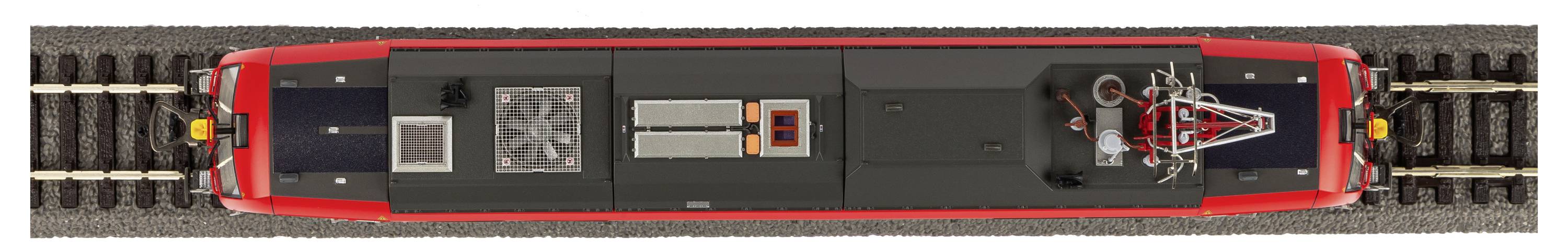 Draufsicht einer rot-schwarzen Lokomotive auf Gleisen, zeigt Details des Daches mit Lüftungsanlage und Stromabnehmer.
