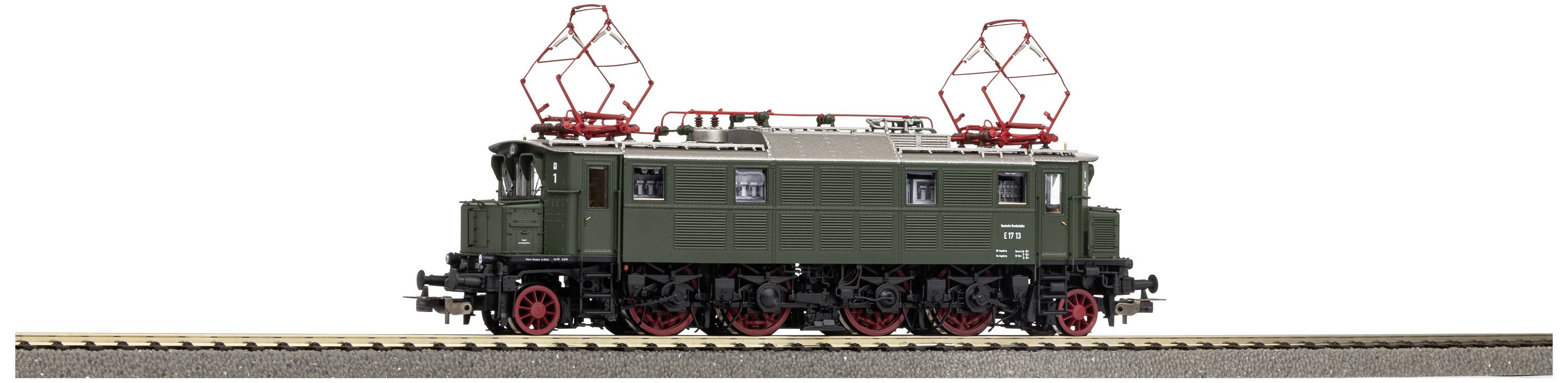 Ein grünes, historisches Modell einer Elektrolokomotive mit zwei roten Stromabnehmern steht auf einem Gleis.