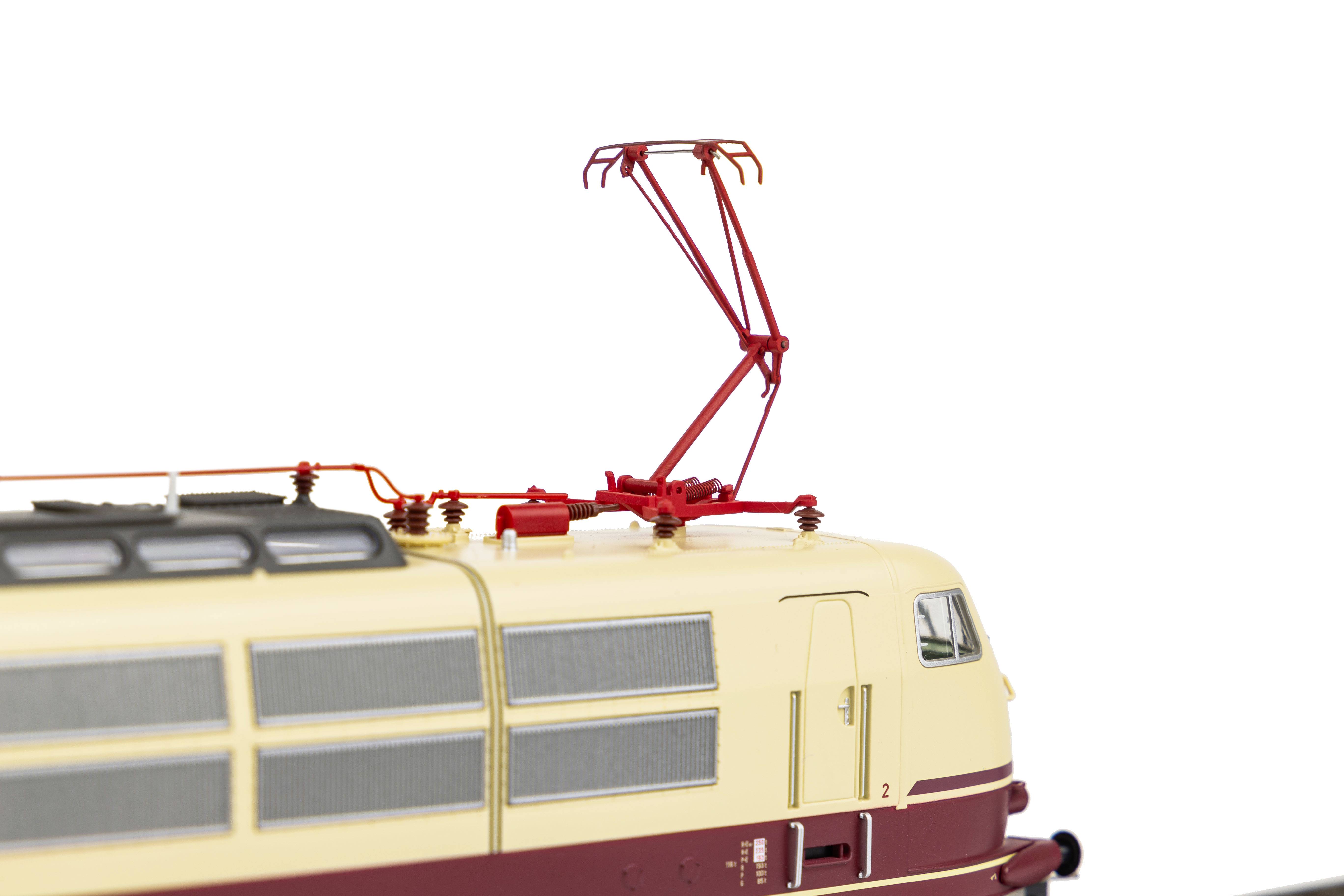 Gelbe und rote Modelllokomotive, Detailansicht des Stromabnehmers auf dem Dach, symbolisiert Eisenbahntechnik und Modellbau.