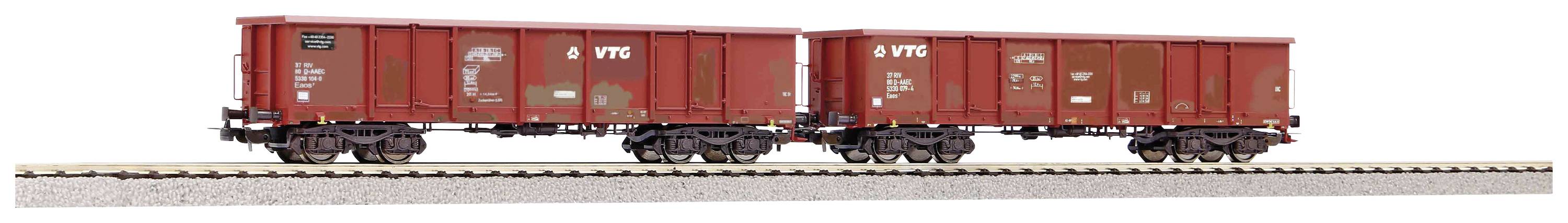 Zwei rote Güterwagen der VTG stehen auf einem Gleis. Die Wagen sind veraltet und leicht verrostet, im Hintergrund ist nichts weiter zu sehen.