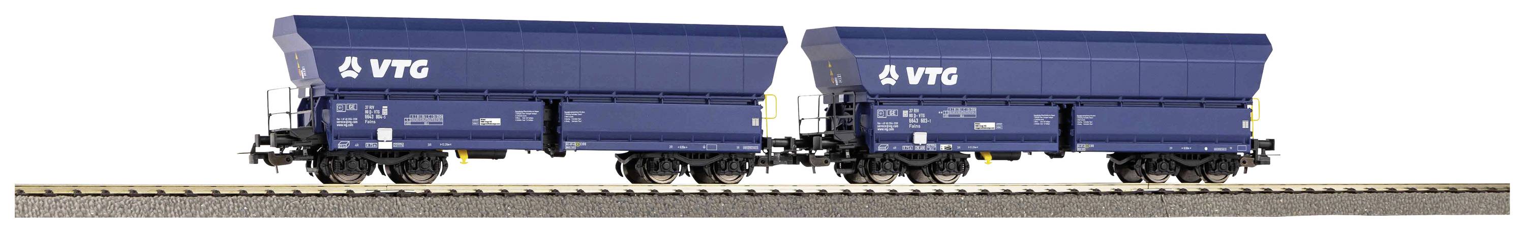 Zwei blaue Güterwagen auf einem Gleis, jeweils mit dem Aufdruck 'VTG'. Die Wagen sind identisch und stehen in einer Reihe.