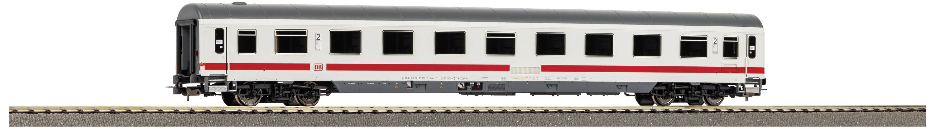 Ein Modellzugwagen der Spurweite HO, in weiß mit einem roten Streifen, steht auf einem Gleis. Das Modell zeigt ein typisches Reisezugdesign.