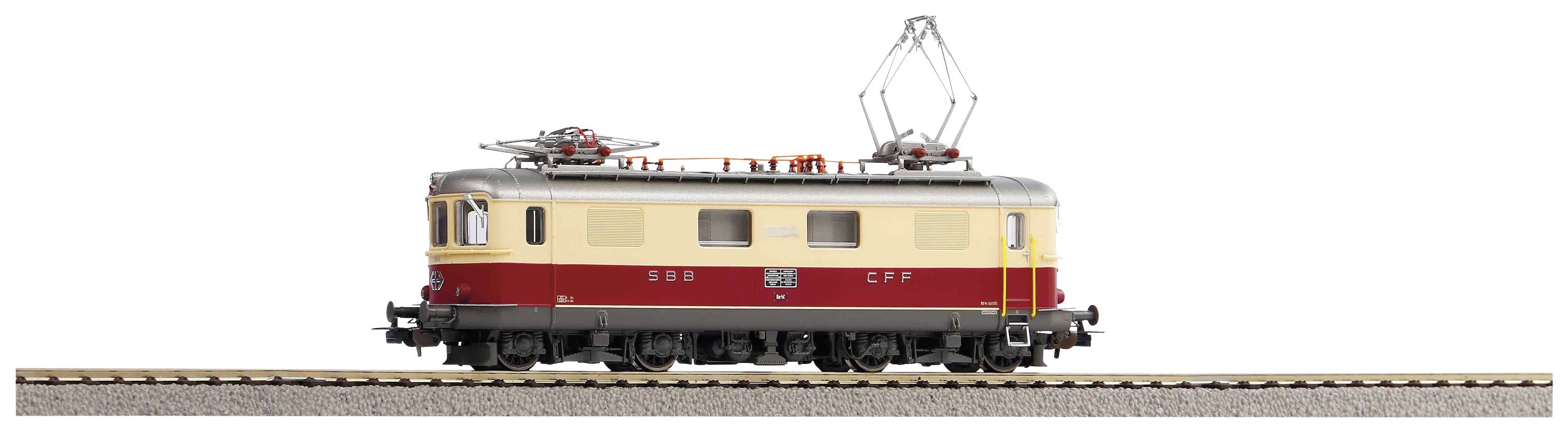 Ein Modell einer historischen Elektrolokomotive in rot-beiger Lackierung steht auf einem Gleis. Sie hat zwei Stromabnehmer auf dem Dach.