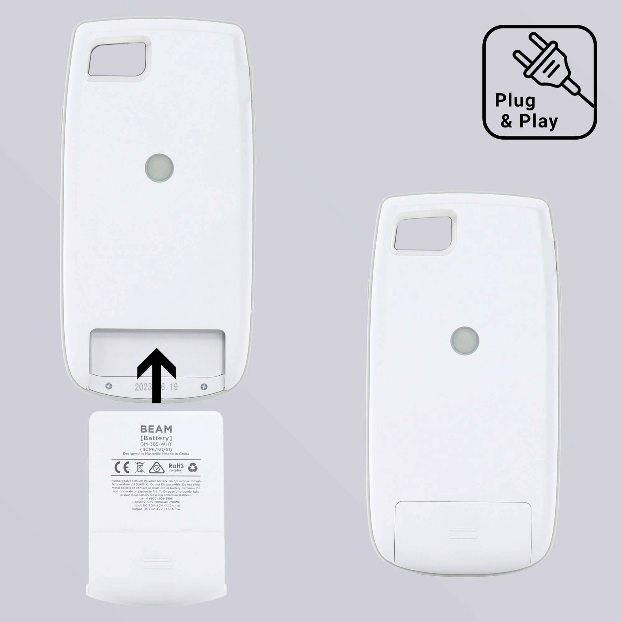Zwei weiße Geräte mit 'Plug & Play'-Symbol oben rechts. Eines zeigt eine Pfeilmarkierung nach oben für die Batterierichtung.