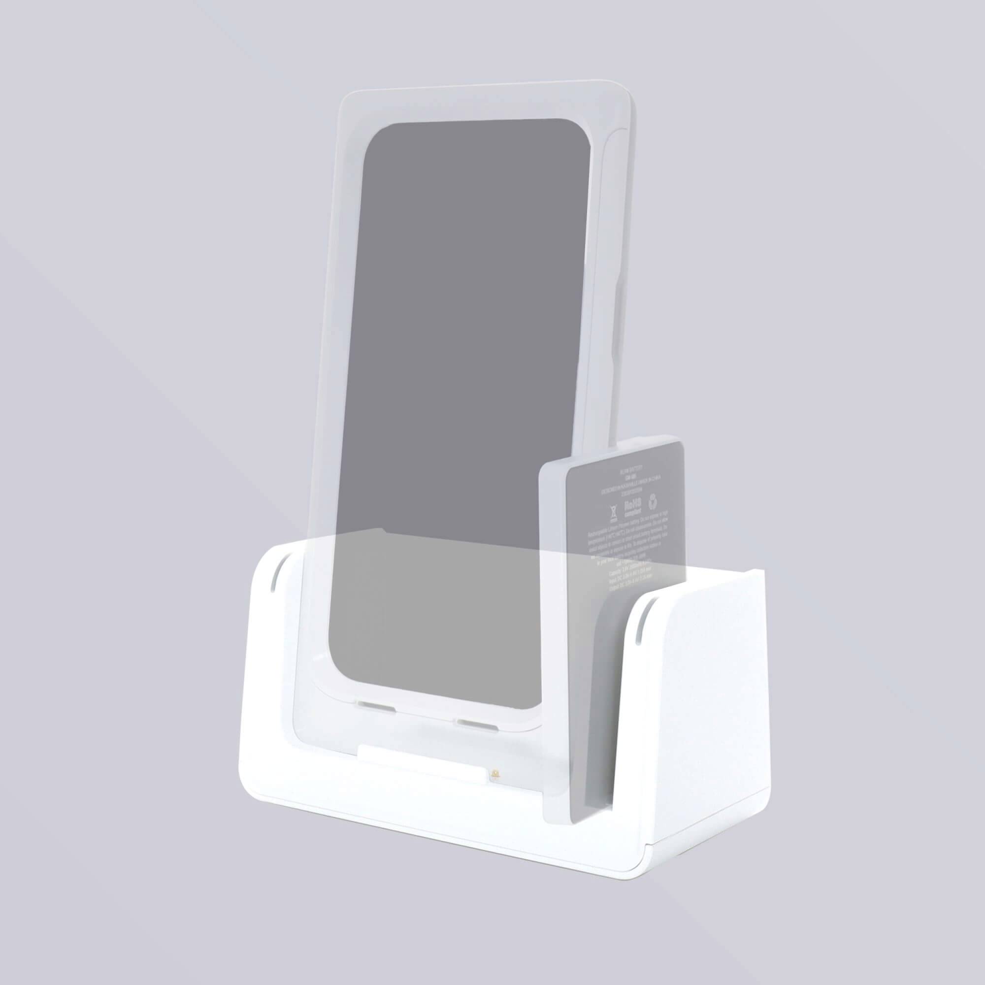 Ein Smartphone im vertikalen, transparenten Ladestation-Halter; Hintergrund einheitlich hellgrau.
