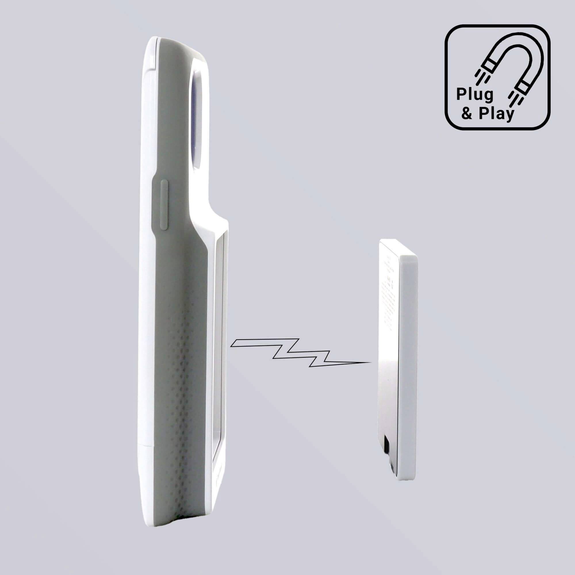 Ein tragbares, weißes Gerät wird drahtlos mit einem Adapter verbunden. Oben rechts ist ein 'Plug & Play'-Symbol zu sehen.