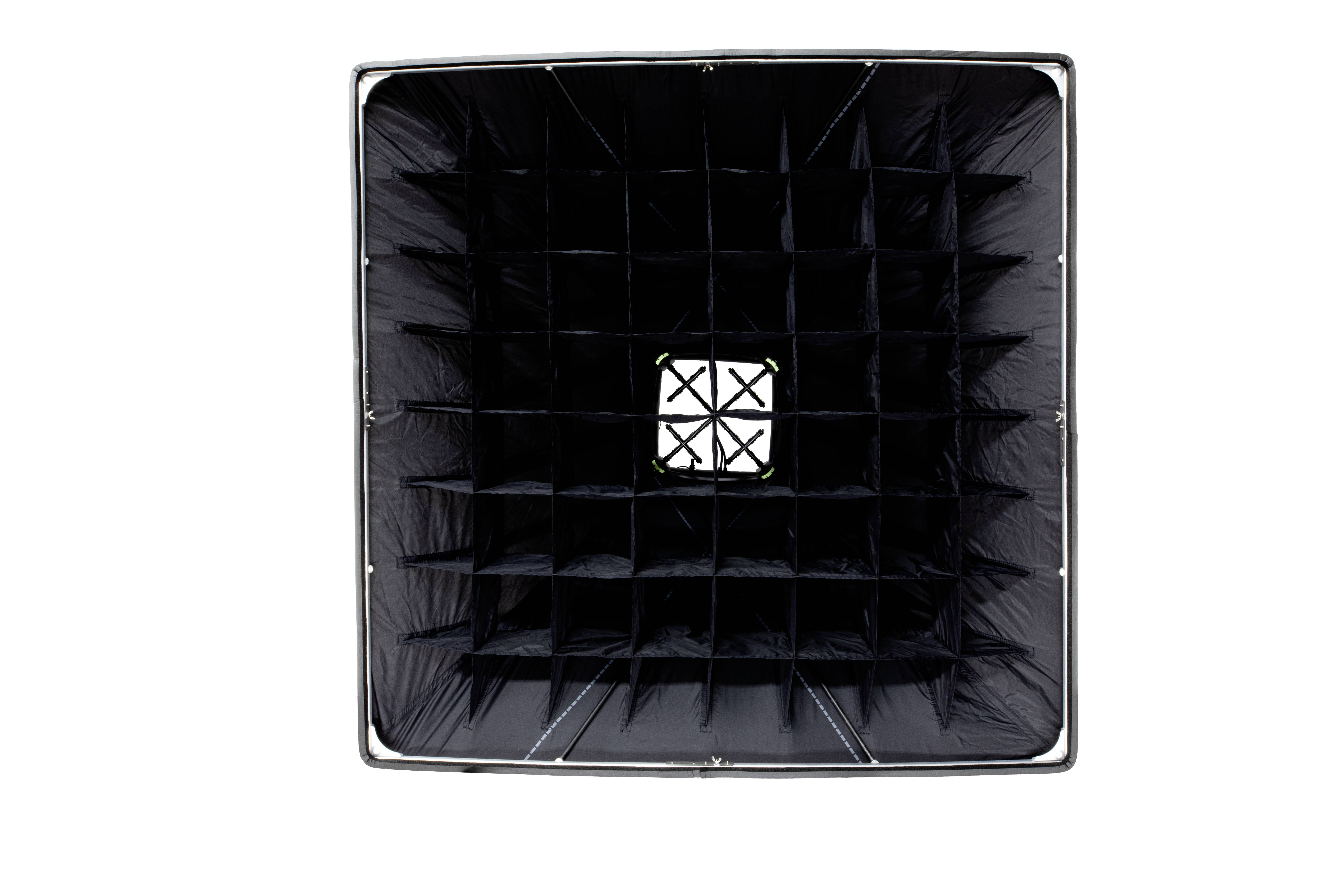 Ein quadratisches Softbox-Licht mit einem Gitter zur Lichtsteuerung, das eine gleichmäßige Ausleuchtung für Fotografie und Video bietet.