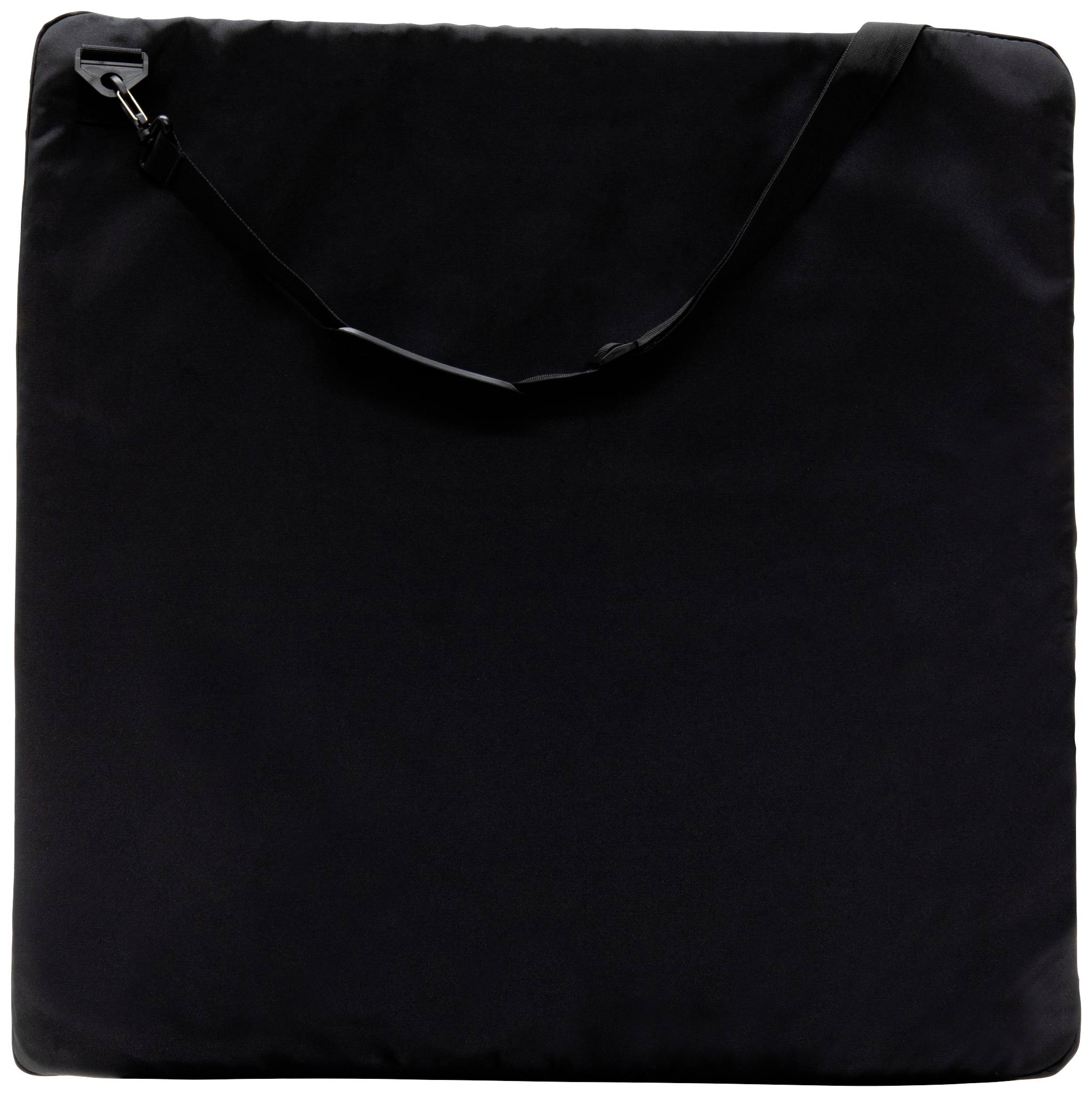 Eine schwarze quadratische Tragetasche mit einem verstellbaren Schulterriemen.