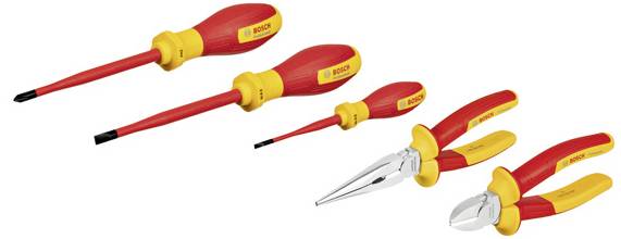 Vier isolierte Handwerkzeuge: zwei Schraubendreher und zwei Zangen, alle in Rot und Gelb. Ideal für elektrische Arbeiten.