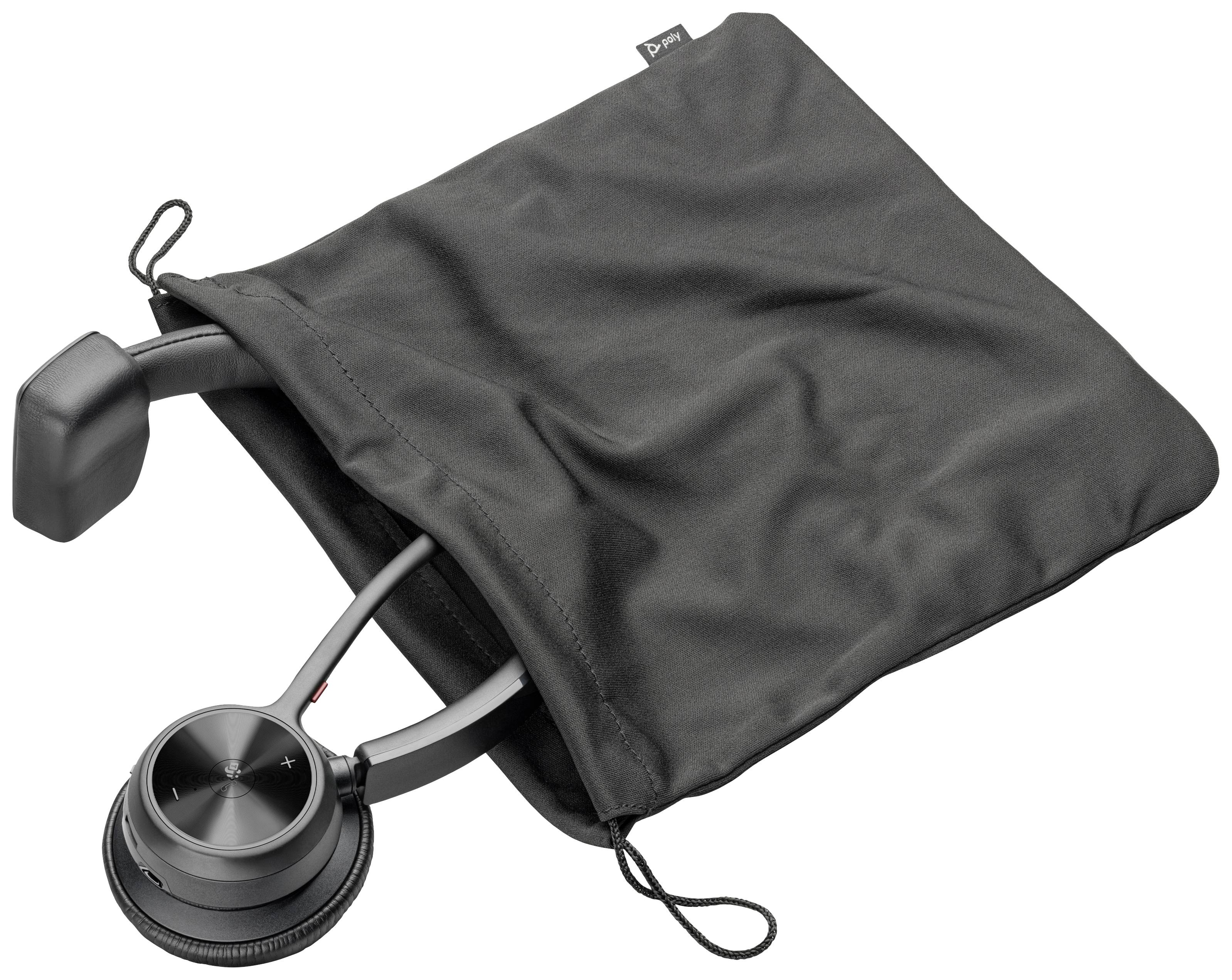 Ein schwarzes Headset liegt halb in einem dunklen Stoffbeutel. Das Headset hat gepolsterte Ohrmuscheln und ein verstellbares Mikrofon.