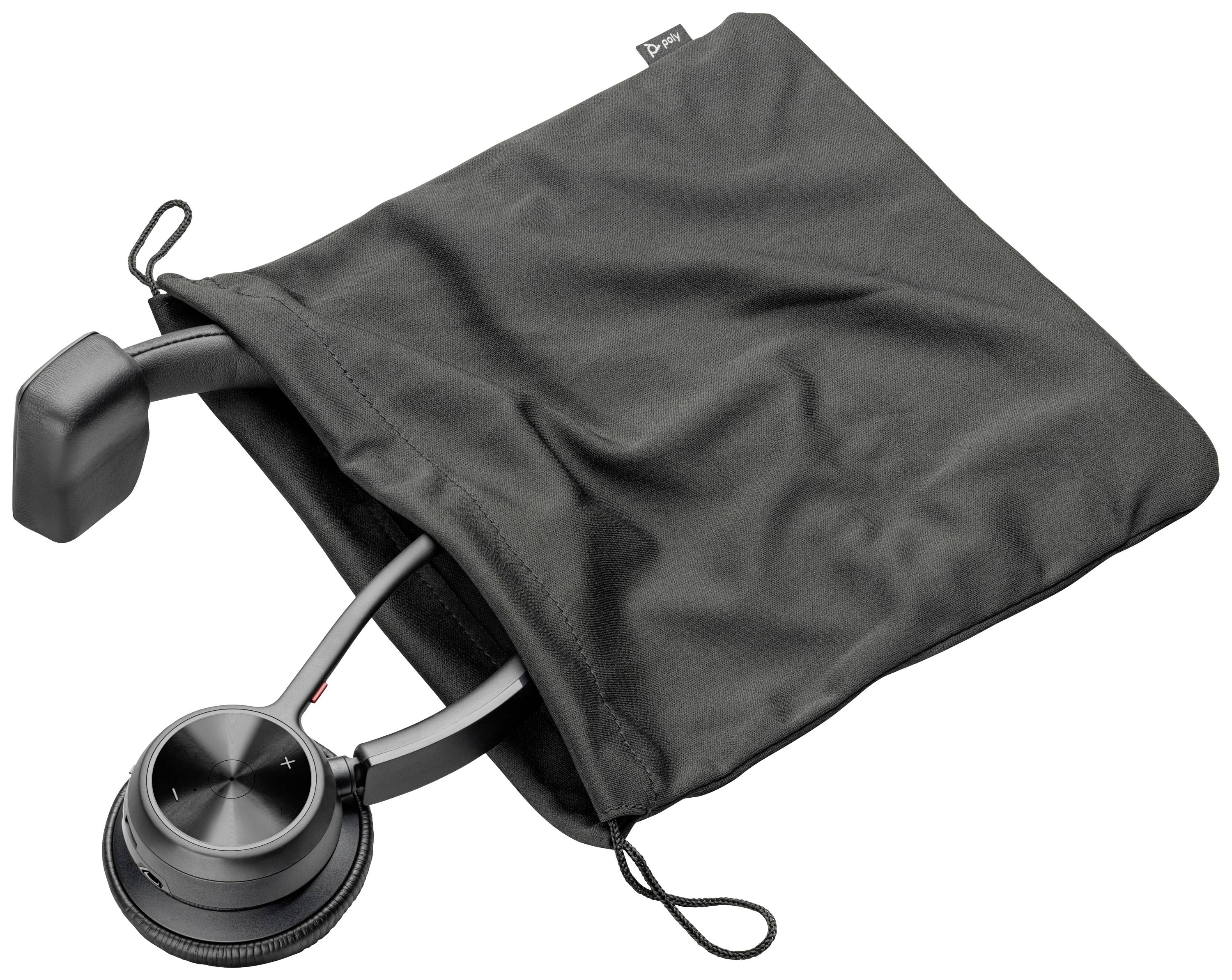 Kopfhörer in einer schwarzen Stofftasche, teilweise sichtbar, mit Kabel im Stoffbeutel.