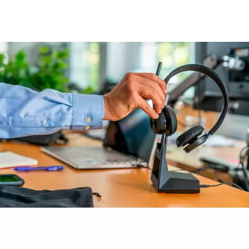 HP Poly Voyager 4320 USB-A Headset +BT700 Dongle On Ear Headset Bluetooth® Stereo Schwarz Lautstärkeregelung HP Poly Voyager 4320 USB-A Headset +BT700 Dongle On Ear Headset Bluetooth® Stereo Schwarz Lautstärkeregelung