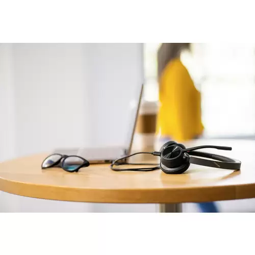 HP Poly Voyager 4320 USB-A Headset +BT700 Dongle On Ear Headset Bluetooth® Stereo Schwarz Lautstärkeregelung HP Poly Voyager 4320 USB-A Headset +BT700 Dongle On Ear Headset Bluetooth® Stereo Schwarz Lautstärkeregelung