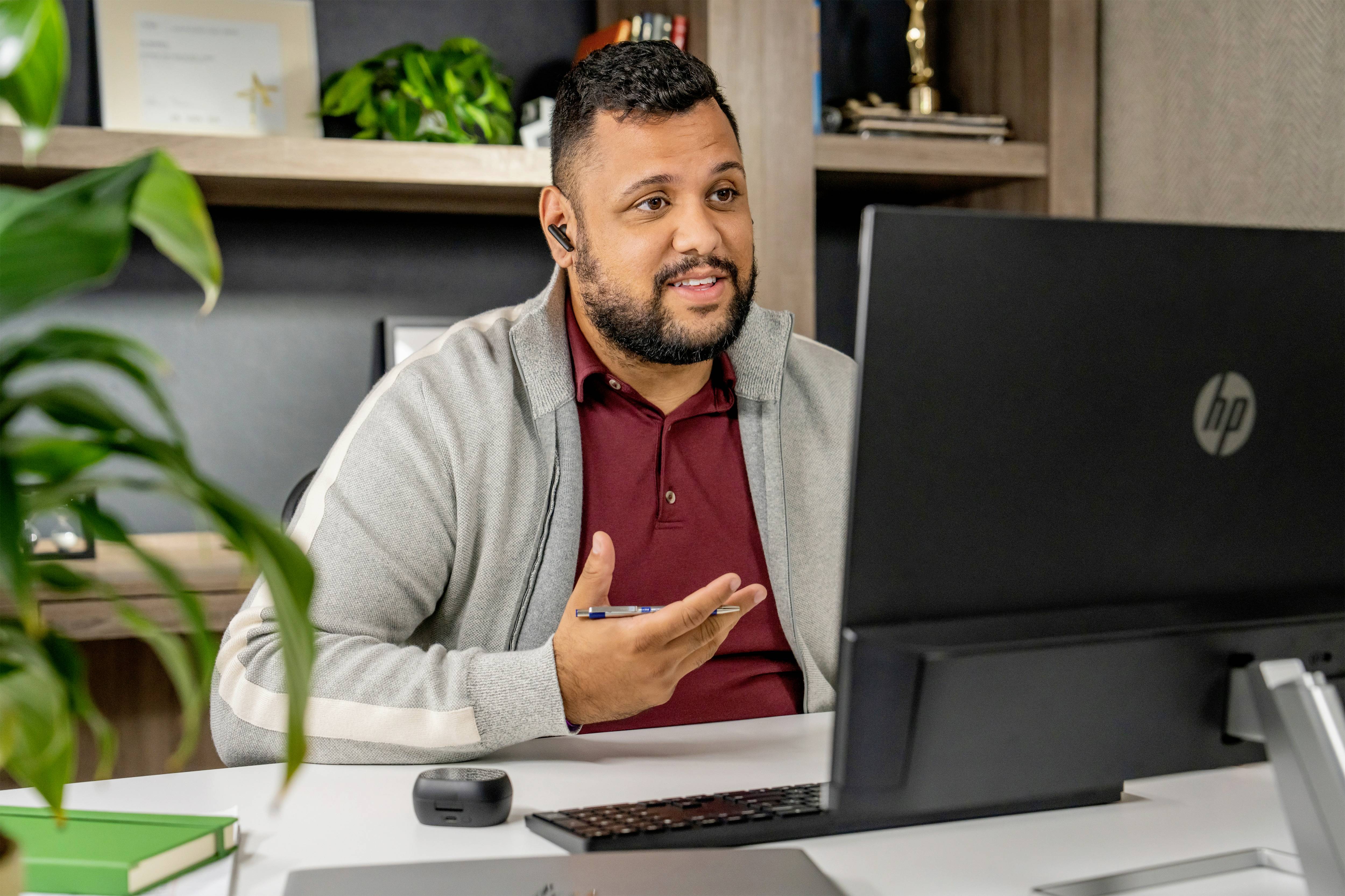 HP Poly Voyager Free 60+ UC Earbuds In Ear Kopfhörer Funk Stereo Weiß Noise Cancelling Lautstärkeregelung, Mikrofon-Stummschaltung Computer