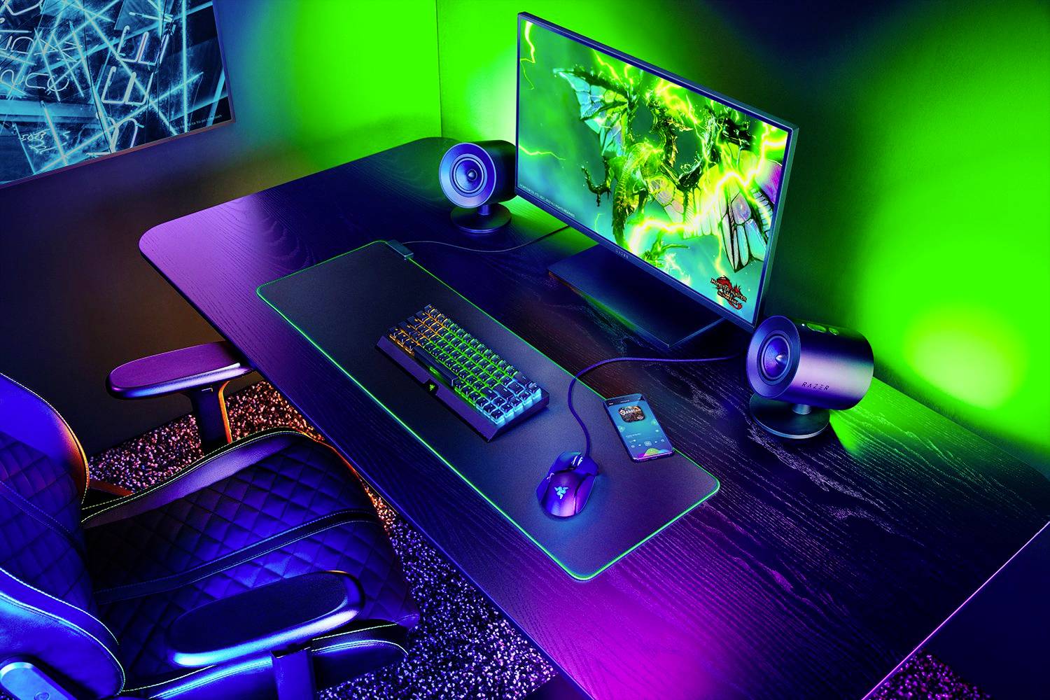 Computer-Setup mit grünem und blauem LED-Licht, Tastatur, Maus, und Monitor auf einem Schreibtisch. Hintergrund zeigt Grafik auf Monitor.
