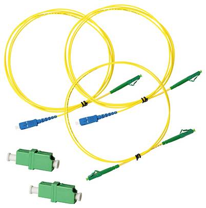 Gelbe Lichtwellenleiterkabel mit grünen und blauen Steckverbindern, gezeigt mit grünen Adaptern.