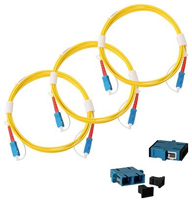 Drei gelbe Glasfaserkabel mit blauen Steckverbindern, zusammen mit schwarzen und blauen Steckeradaptern, werden zur Kabelorganisation und Verbindung verwendet.