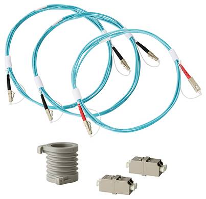 Bild von drei türkisen Glasfaserkabeln mit Steckern, einer grauen Spiralumwicklung und zwei weißen Kabelkupplungen für die Netzwerkeinrichtung.