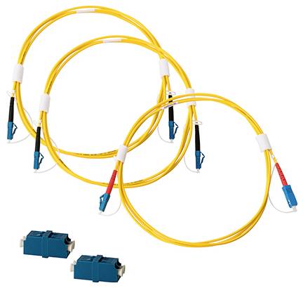 Drei gelbe Glasfaserkabel mit blauen Steckverbindern, die zusammengeschlungen sind, und zwei lose blaue Steckverbinder darunter.