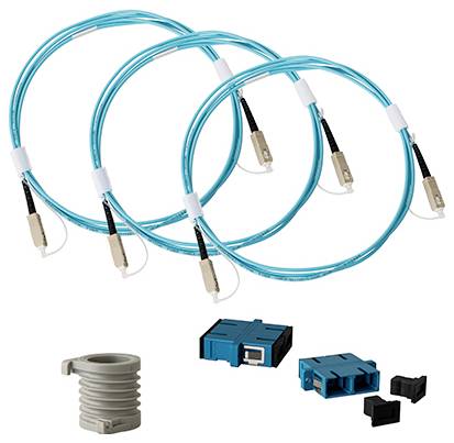Drei cyan Glasfaserkabel mit beigen Steckverbindern, begleitet von Verbindungsadaptern und einer Schutzmanschette.