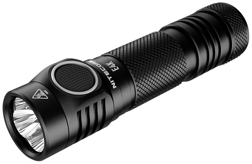 Eine schwarze Taschenlampe mit geriffeltem Griff, gefertigt aus Metall, zeigt vorne mehrere LED-Leuchten. Sie liegt auf einer weißen Fläche.