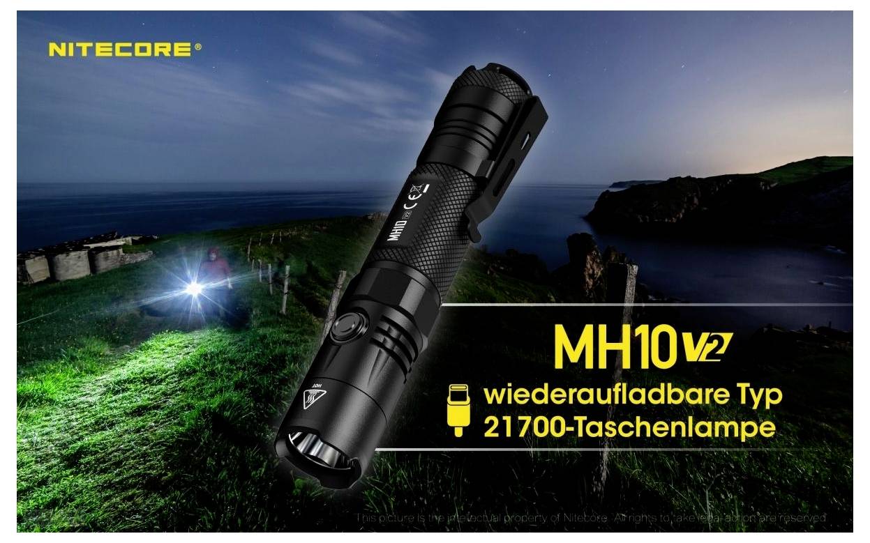 Werbegrafik einer schwarzen NITECORE-MH10V2-Taschenlampe vor Küstenlandschaft; Text: 'MH10V2 wiederaufladbare Typ 21700-Taschenlampe'.