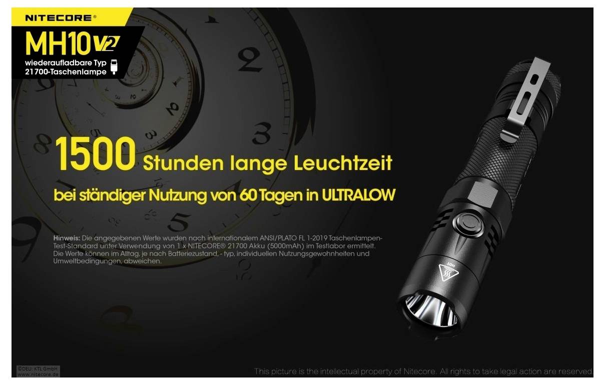 Werbegrafik für die Nitecore MH10V2-Taschenlampe: '1500 Stunden lange Leuchtzeit' bei Nutzung von 60 Tagen im ULTRALOW-Modus, Produkt rechts vor dunklem Hintergrund mit Uhrmotiv.