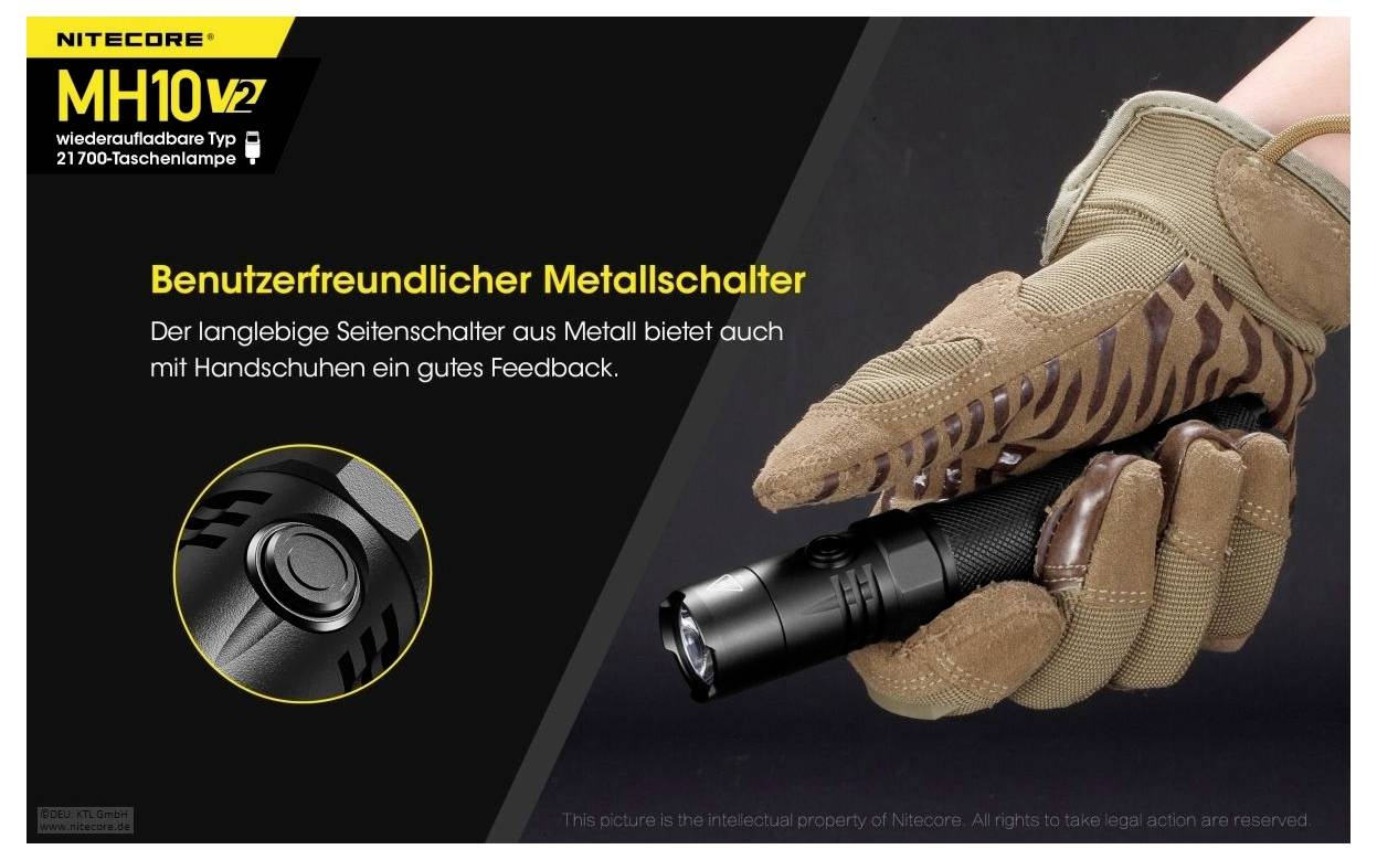 Werbeanzeige für die Nitecore MH10v2: 'Benutzerfreundlicher Metallschalter' und 'wiederaufladbare Typ 21700-Taschenlampe'; Handschuh tragende Person hält die Lampe, mit Detailansicht des Seitenschalters.