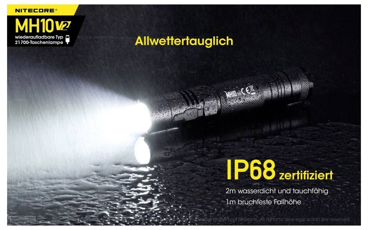 Werbebild einer NITECORE MH10V2-Taschenlampe: leuchtet auf nassem Untergrund, mit den Angaben 'Allwettertauglich' und 'IP68 zertifiziert' sowie Wasser- und Fallfestigkeit.