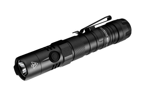 Eine schwarze Taschenlampe mit einem Clip, kompaktes Design, geeignet für Outdoor-Aktivitäten, auf einem neutralen Hintergrund.