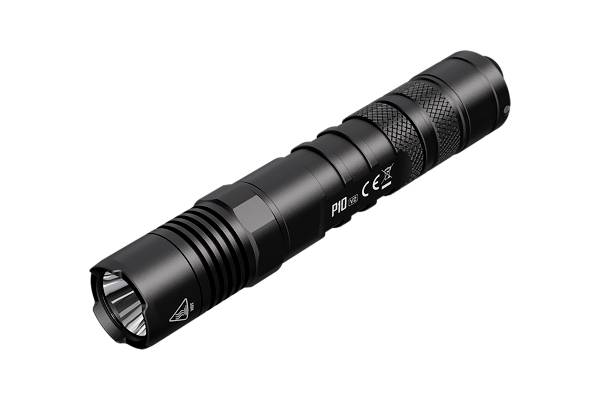 Schwarze Taschenlampe mit strukturiertem Griff und runder Linse, markiert mit 'PD' und CE-Zeichen, liegt auf weißem Hintergrund.