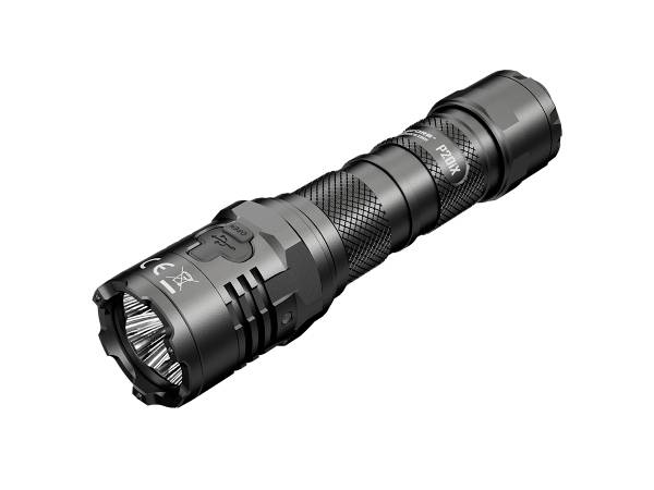 Eine schwarze, robuste Taschenlampe mit geätzter Oberfläche für besseren Halt, ideal für Outdoor-Aktivitäten und Notfälle.