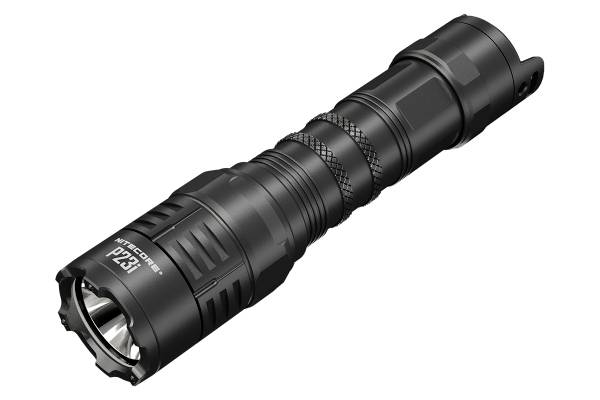 Eine schwarze Taschenlampe mit strukturiertem Griff und silbernem Reflektor. Sie ist eingeschaltet und leuchtet hell.