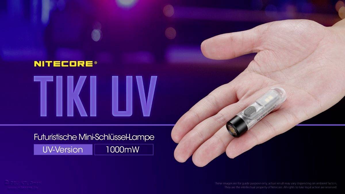 'Hand hält eine Nitecore TIKI UV Mini-Schlüssellampe.' Text: 'Futuristische Mini-Schlüssellampe, UV-Version, 1000mW'.