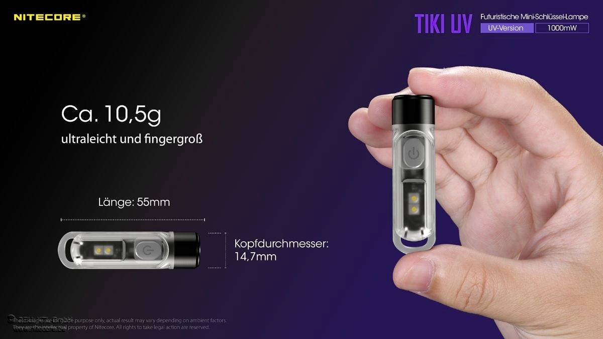 Ein transparenter, länglicher Schlüsselanhänger mit UV-Licht wird zwischen zwei Fingern gehalten. Text beschreibt Gewicht (10,5g), Länge (55mm), Kopfdurchmesser (14,7mm).