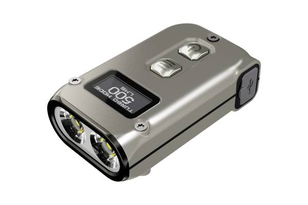 Taschenlampe mit zwei Leuchten und einem digitalen Bildschirm, der 'Turbo Mode 500 Lumen' anzeigt. Zwei Knöpfe zur Bedienung.