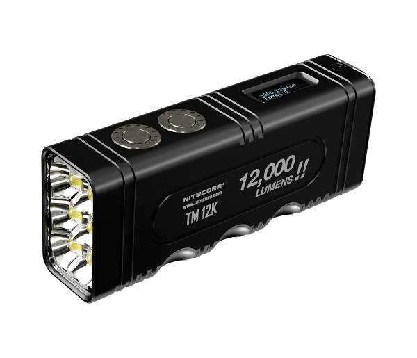 Schwarze Taschenlampe der Marke Nitecore, Modell TM12K, mit LCD-Anzeige und Hinweis auf 12.000 Lumen Leistung.