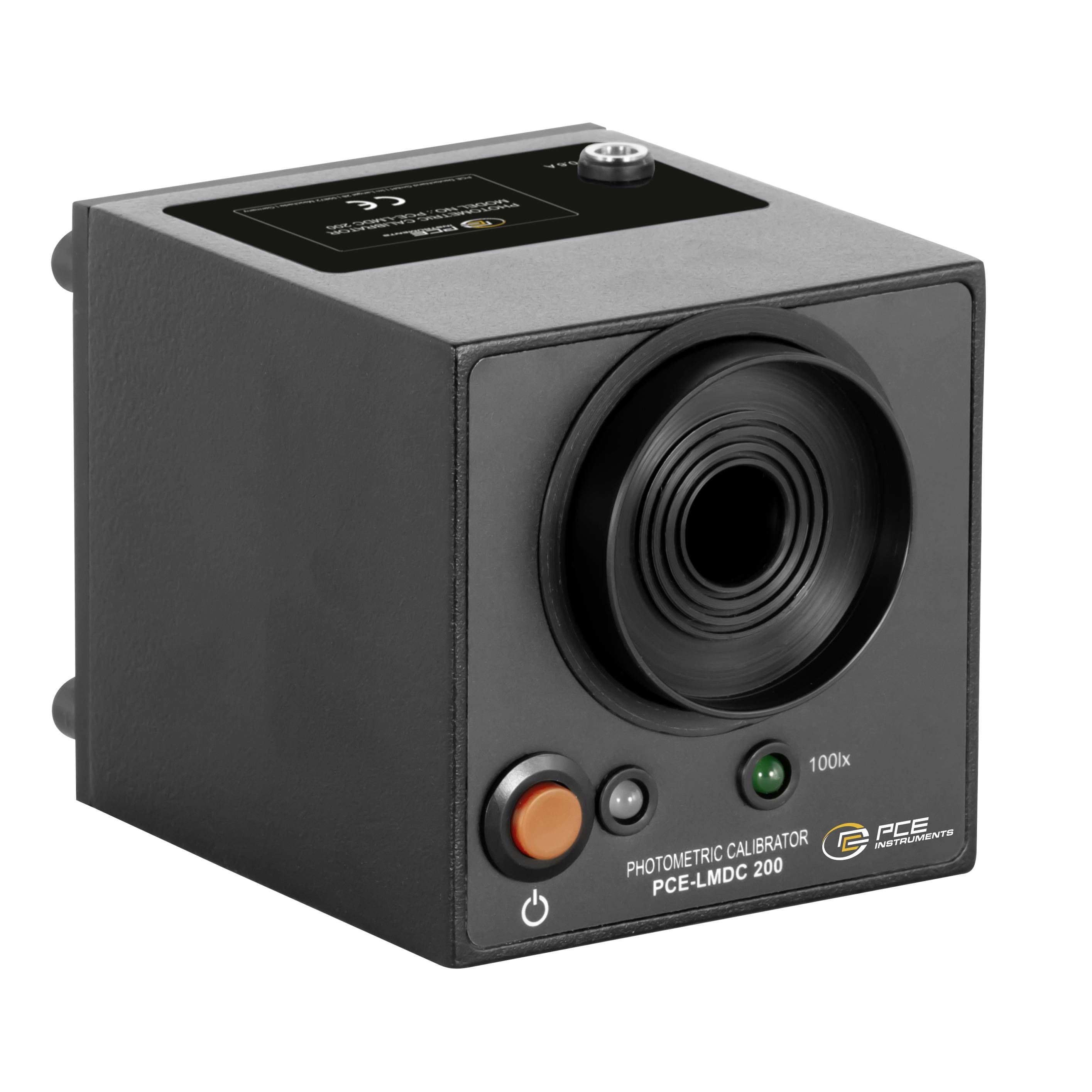 Schwarzes photometrisches Kalibriergerät mit großer Frontlinse, Steuertasten und Beschriftung „PCE-LMDC 200