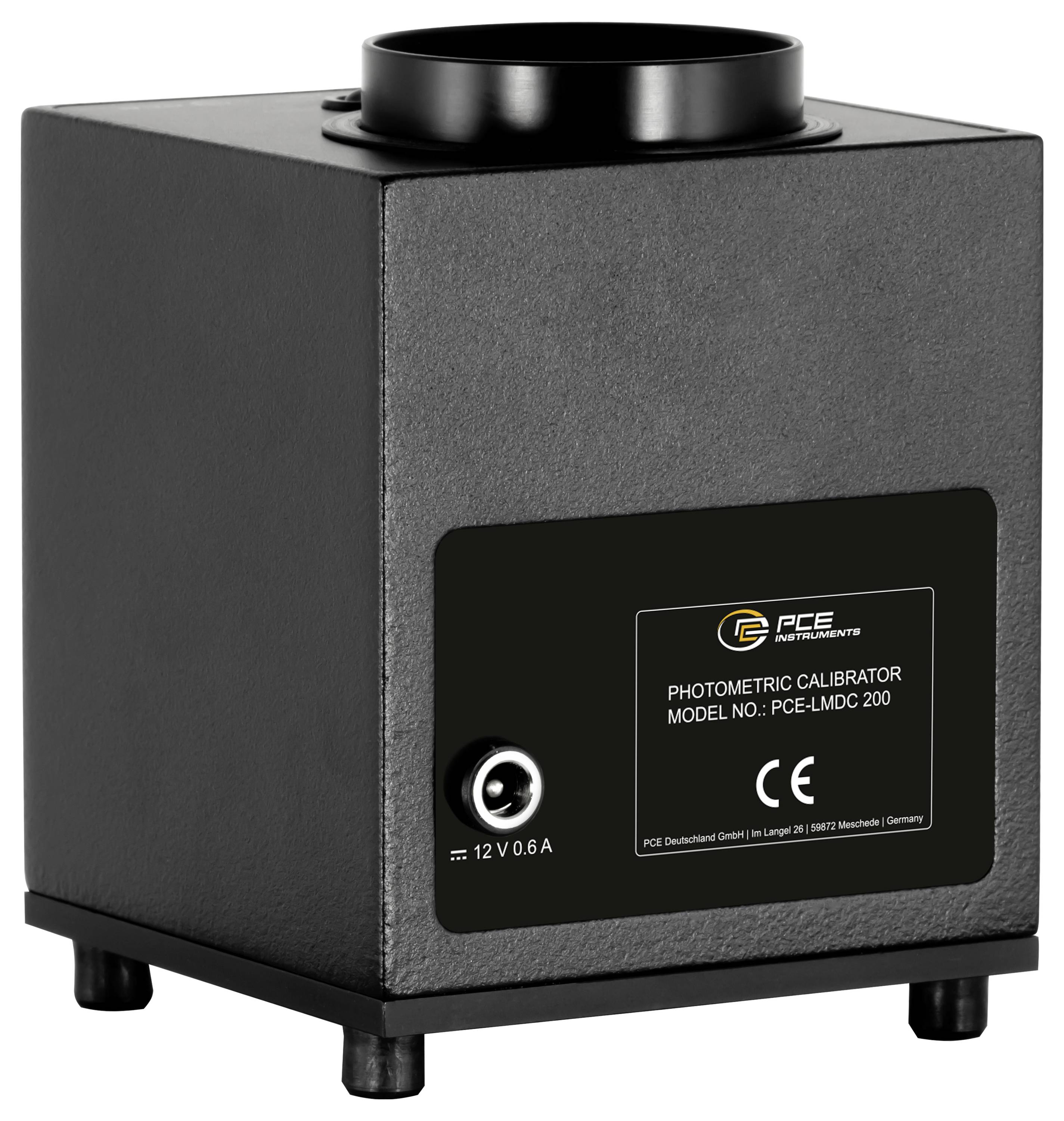 Schwarze photometrische Kalibrierbox mit obenem kreisförmigem Öffnung, gekennzeichnet mit „PCE Photometric Calibrator Model No. PCE-LMDC 200