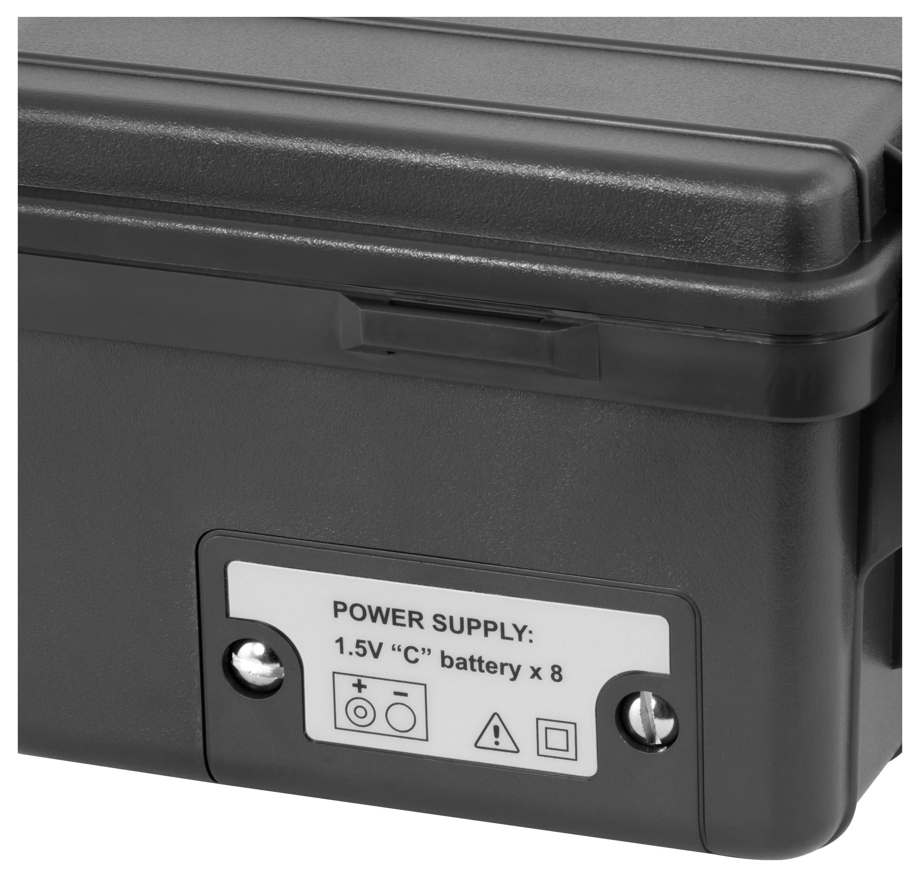 Nahaufnahme eines schwarzen Geräte-Batteriefachs mit der Aufschrift „STROMVERSORGUNG: 1,5-V-Batterie Typ „C