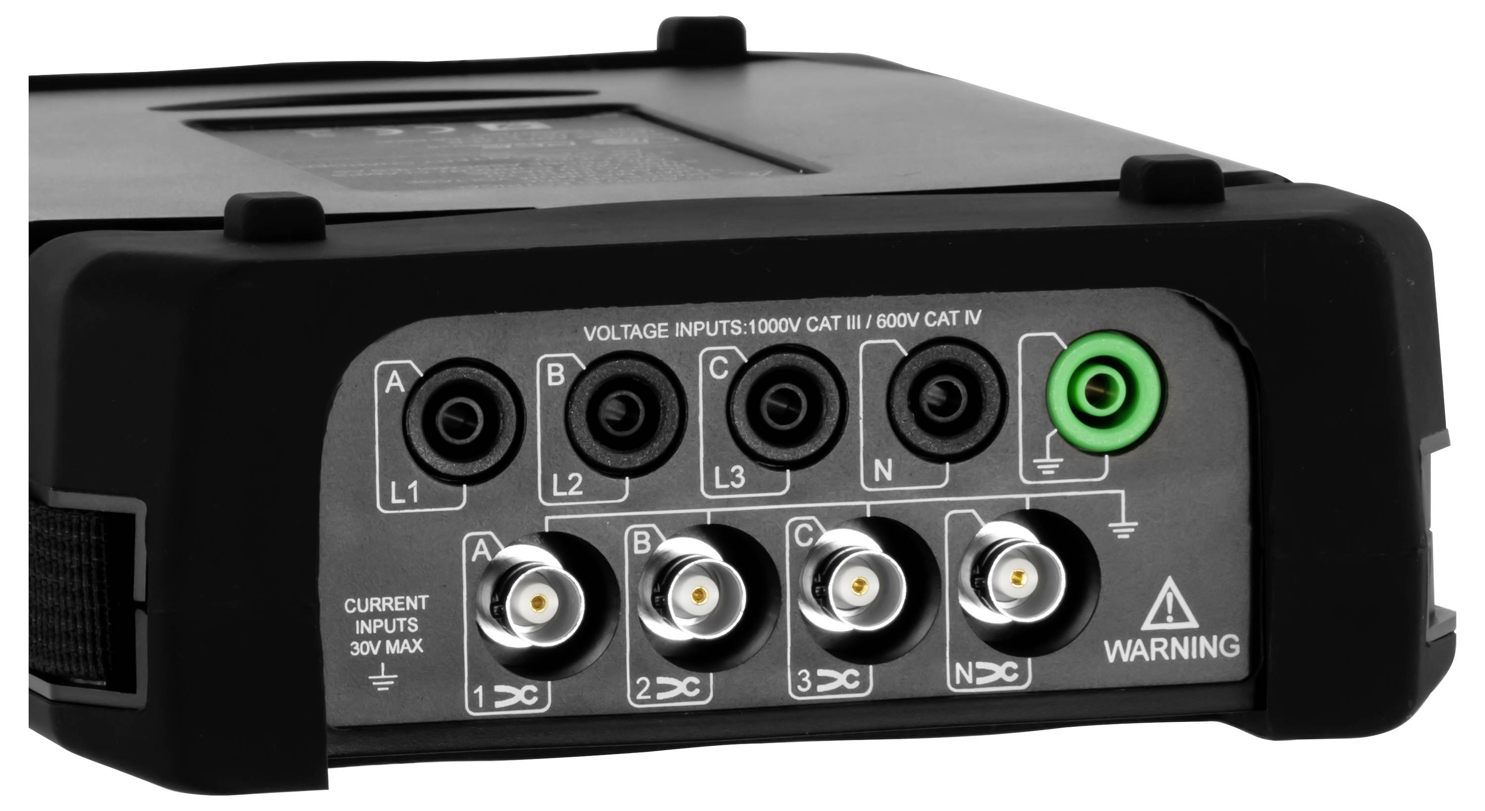 Nahaufnahme eines schwarzen Elektrogeräte-Schaltpanels mit gekennzeichneten Spannungseingängen A, B, C, N und einer grünen Erdungsklemme sowie Stromeingängen darunter.