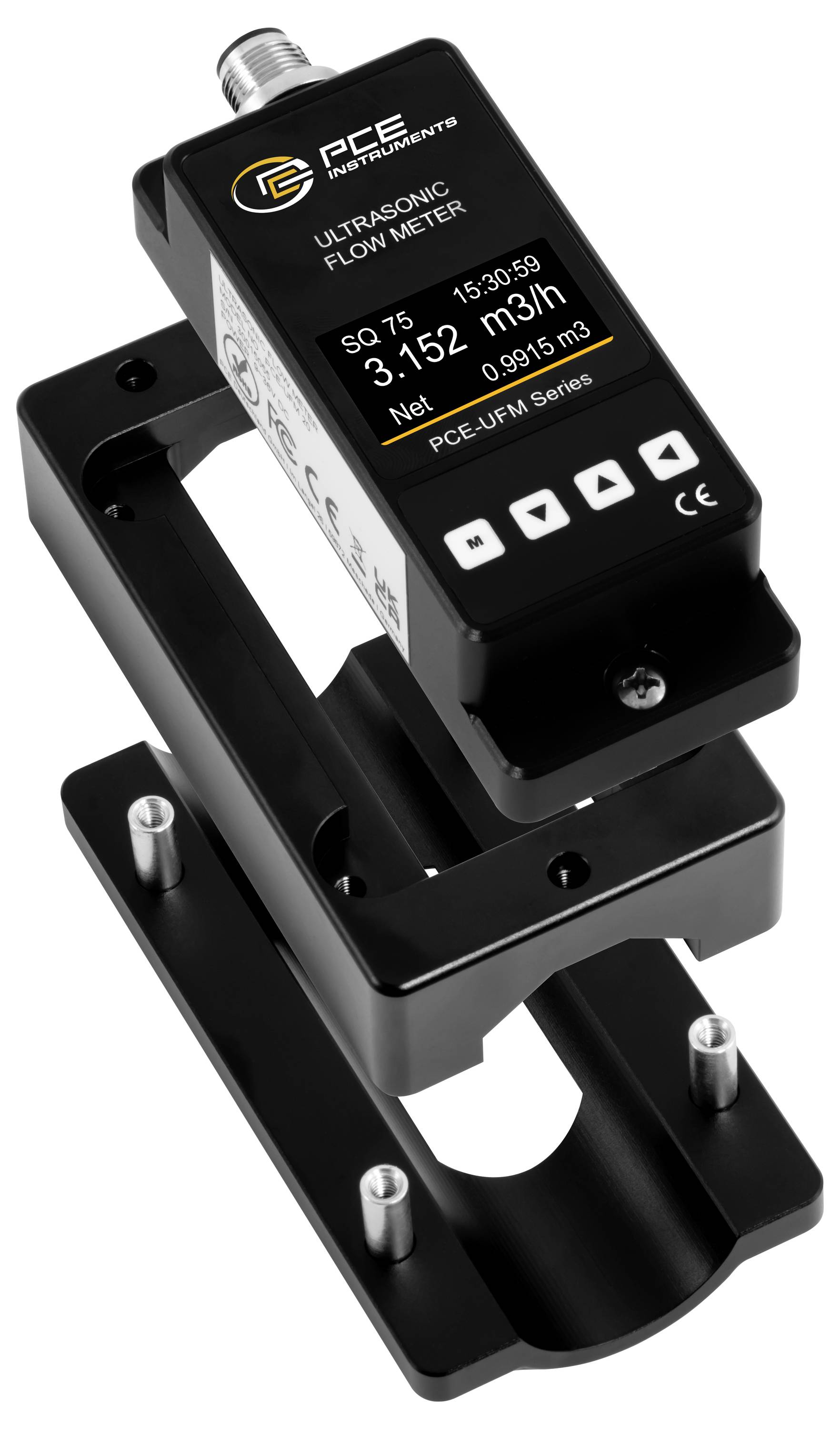 Black PCE Instruments Ultraschallfdurchflussmesser auf einer Halterung montiert, mit Display mit Durchflussrate 3,152 m3/h und Netto 0,095 m3, auf weißem Hintergrund