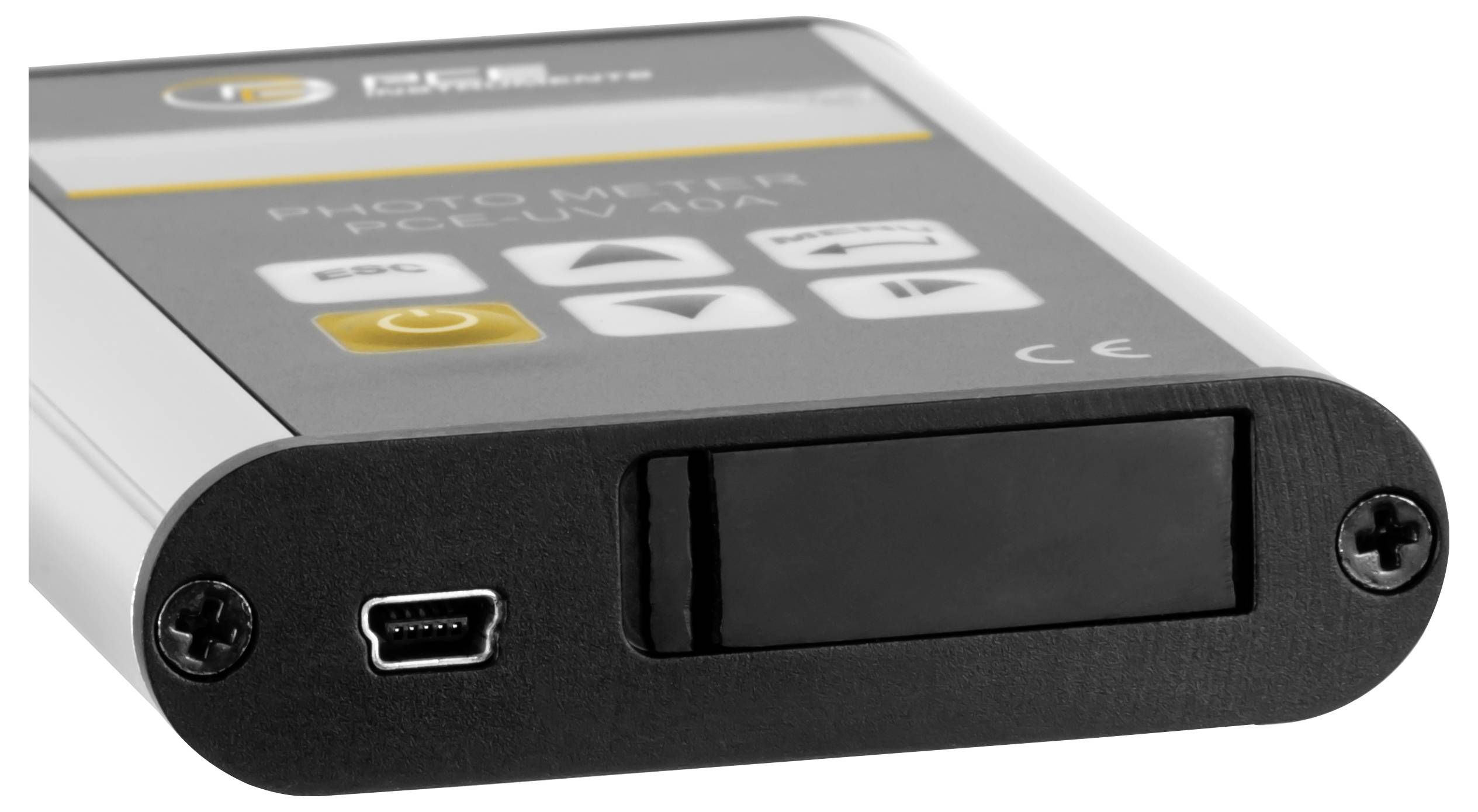 Nahaufnahme eines tragbaren tragbaren Geräts mit schwarzem Frontpanel, versenktem Bildschirm, Micro-USB-Anschluss und gedruckten Steuertasten oben.