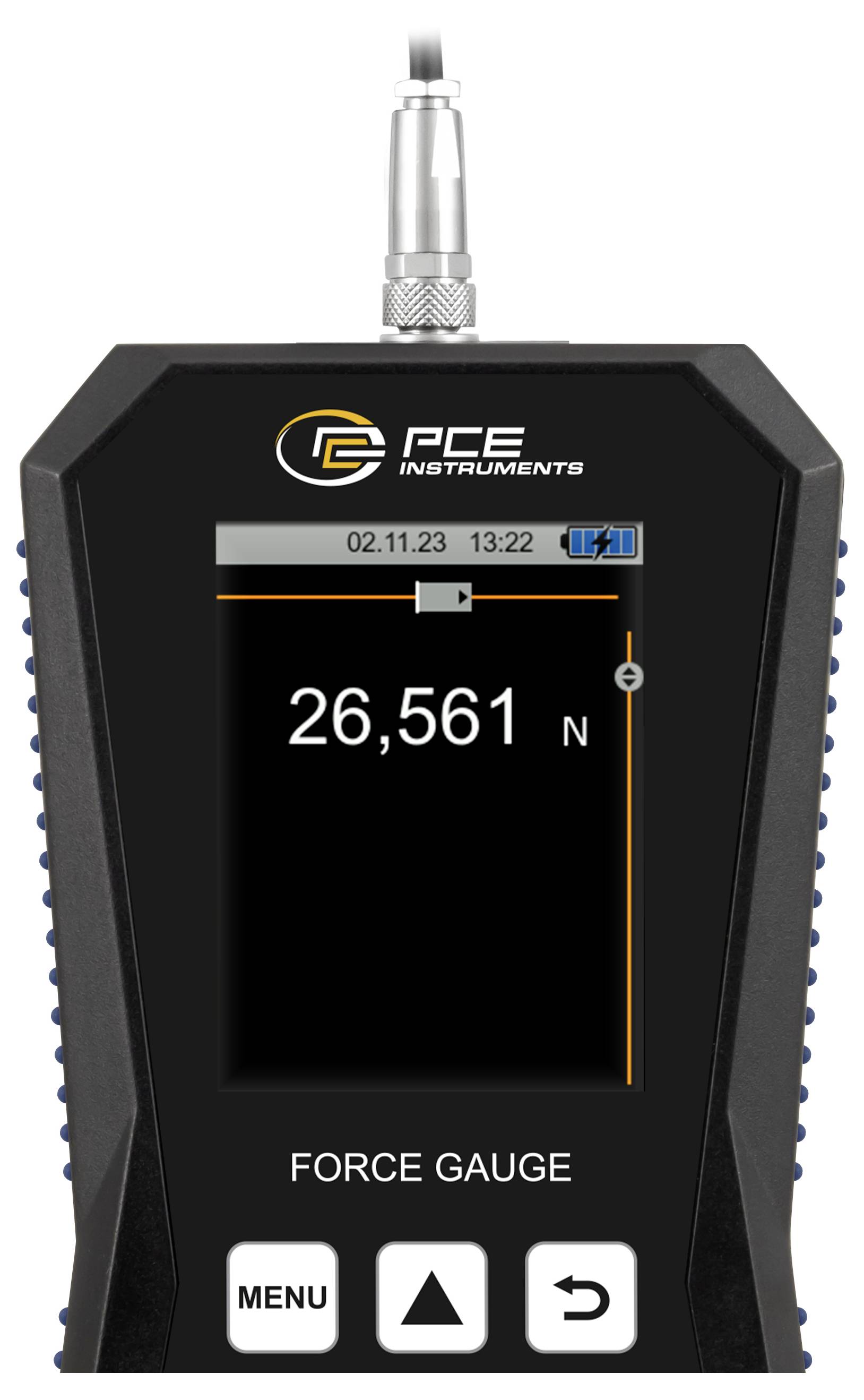 PCE Instruments Kraftmessgerät-Display zeigt eine gemessene Kraft von 26.561 N mit Menü- und Navigationstasten darunter.