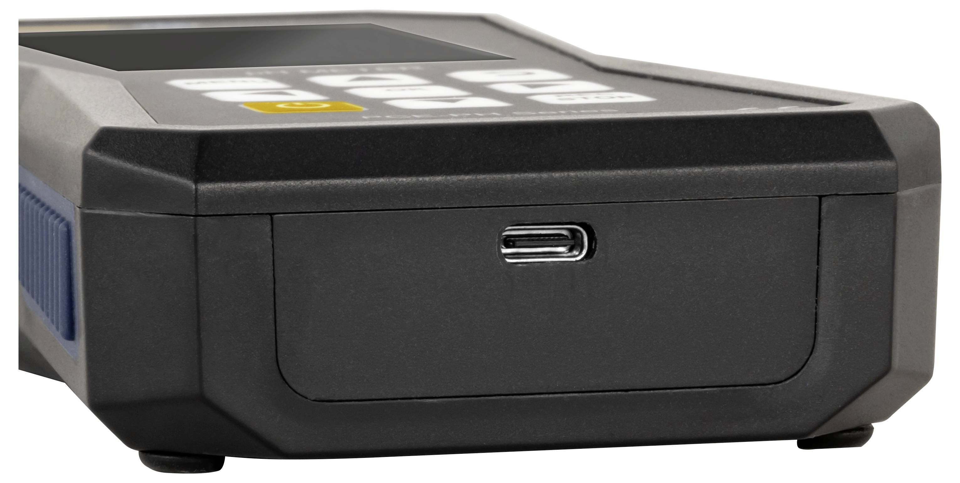 Schwarzes elektronisches Gerät mit einem vorderen USB-C-Anschluss und einem geschlossenen Zugangsfeld, gezeigt in einer Dreiviertelsansicht auf weißem Hintergrund