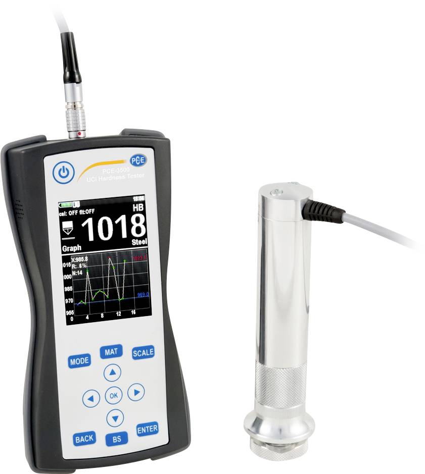 Ein tragbarer Härteprüfer, der eine Anzeige von 'HB 1018' auf seinem Display zeigt, mit einer angeschlossenen Sonde, die daneben zu sehen ist.