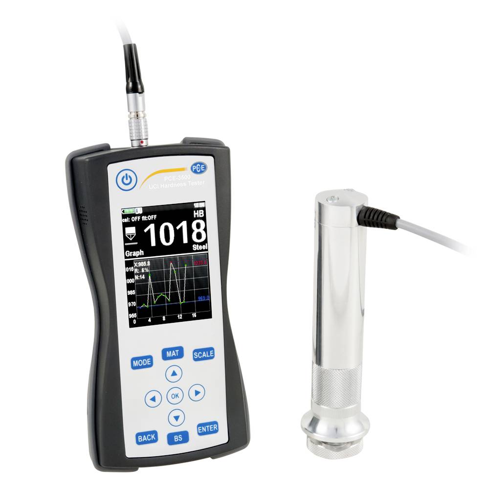 Tragbarer digitaler Härteprüfer mit Sonde und abnehmbarem Sensorkopf, zeigt eine Messung von 1018er Stahl auf seinem Display.