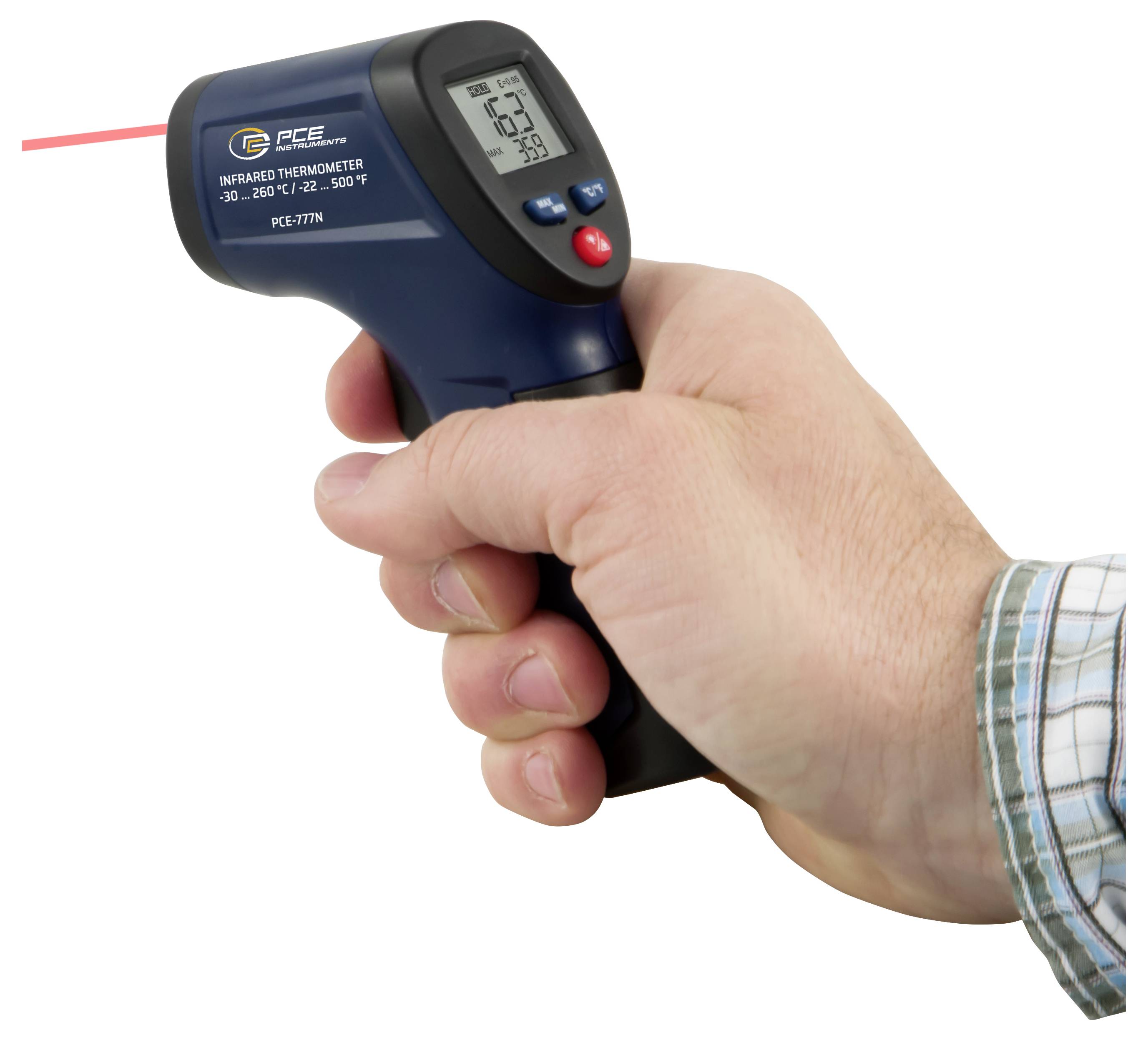 Hand, die ein digitales Infrarot-Thermometer auf eine Oberfläche richtet, mit einem Laserstrahl, der die Temperaturmessung anzeigt.