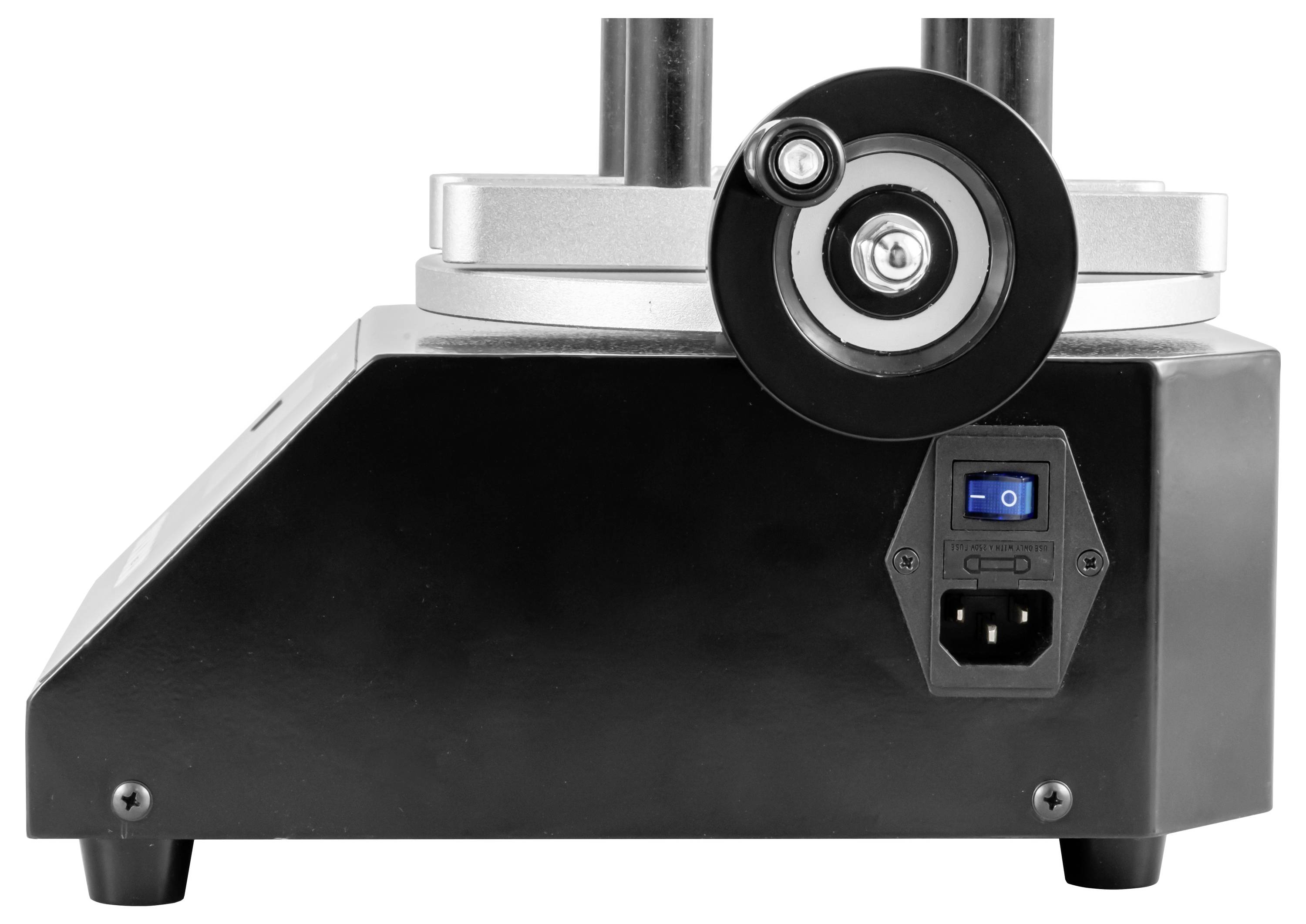 Vorderansicht einer schwarzen Industriemaschine mit einem großen Rad, zwei vertikalen Pfosten und einem blau beleuchteten Schalter und einer Steckdose an der Seite.
